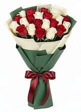 Букет Микс из красных и белых роз в Юрьевце