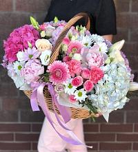 Композиция солнечный день в Юрьевце Цветочная композиция из Розы, Хризантемы, Пионы и Лизиантусы в корзине в Юрьевце