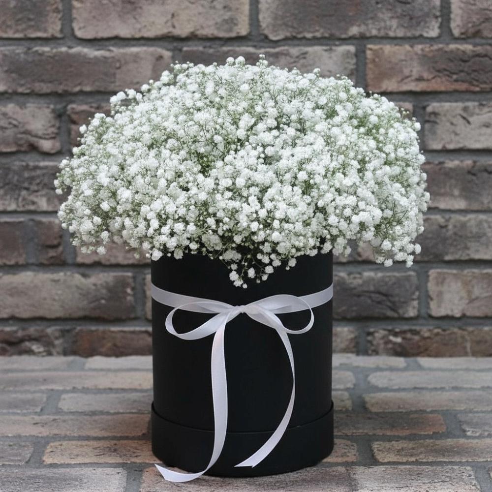 Цветочная композиция из Гипсофила в шляпной коробке в Юрьевце