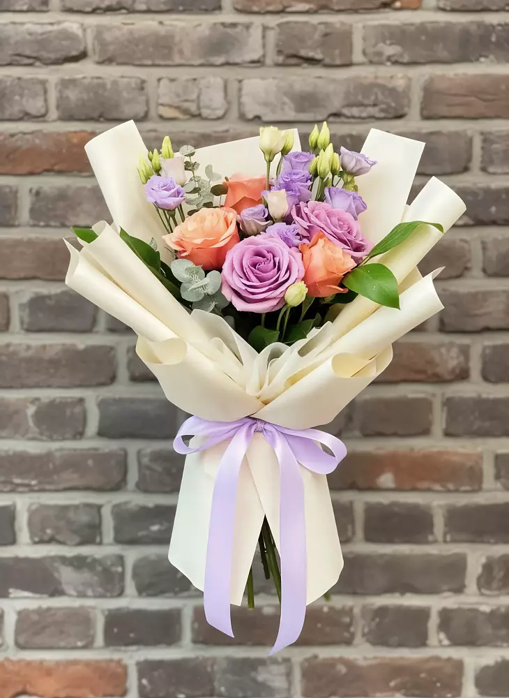 Букет цветов из: Лизиантусы и Розы в Юрьевце