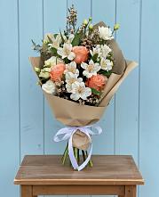 Букет цветов из:  Альстромерии, Лизиантусы, Розы и Хризантемы в Юрьевце