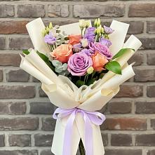 Букет цветов из:  Лизиантусы и Розы в Юрьевце