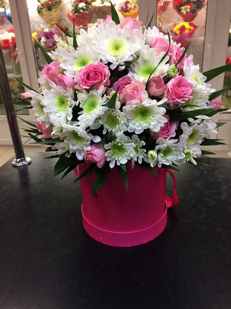 Цветочная композиция из Розы и Хризантемы в шляпной коробке в Юрьевце