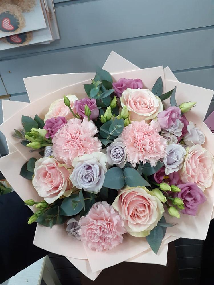 Букет цветов из: Розы, Гвоздики и Лизиантусы в Юрьевце